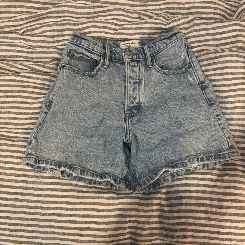 Abercrombie the dad short high rise curve love light wash distressed 00 24 A&F
